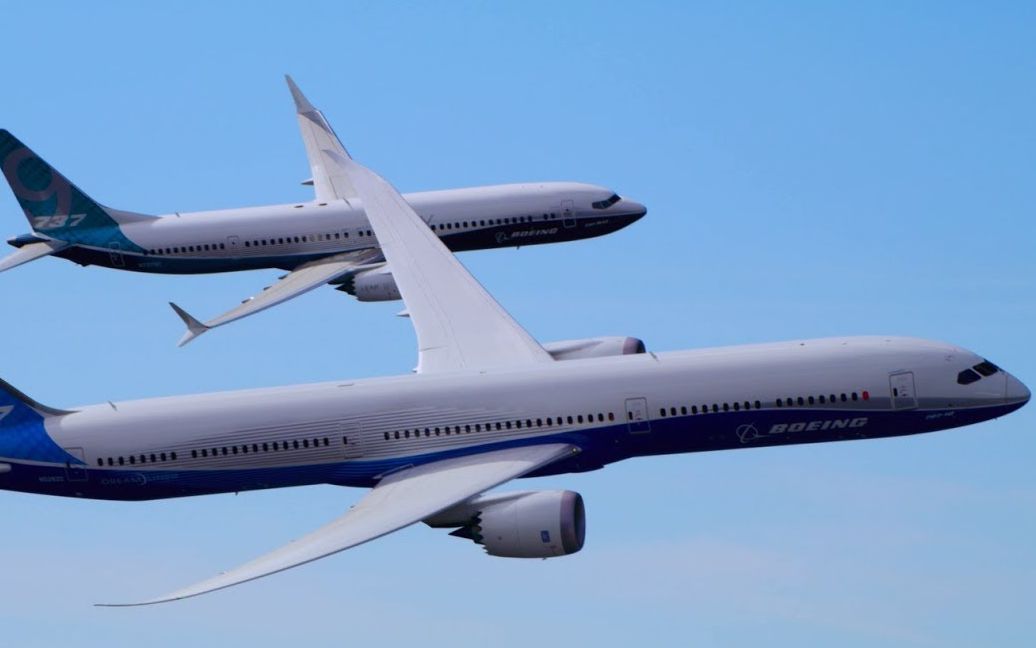 波音78710dreamliner和737max9一同飞翔