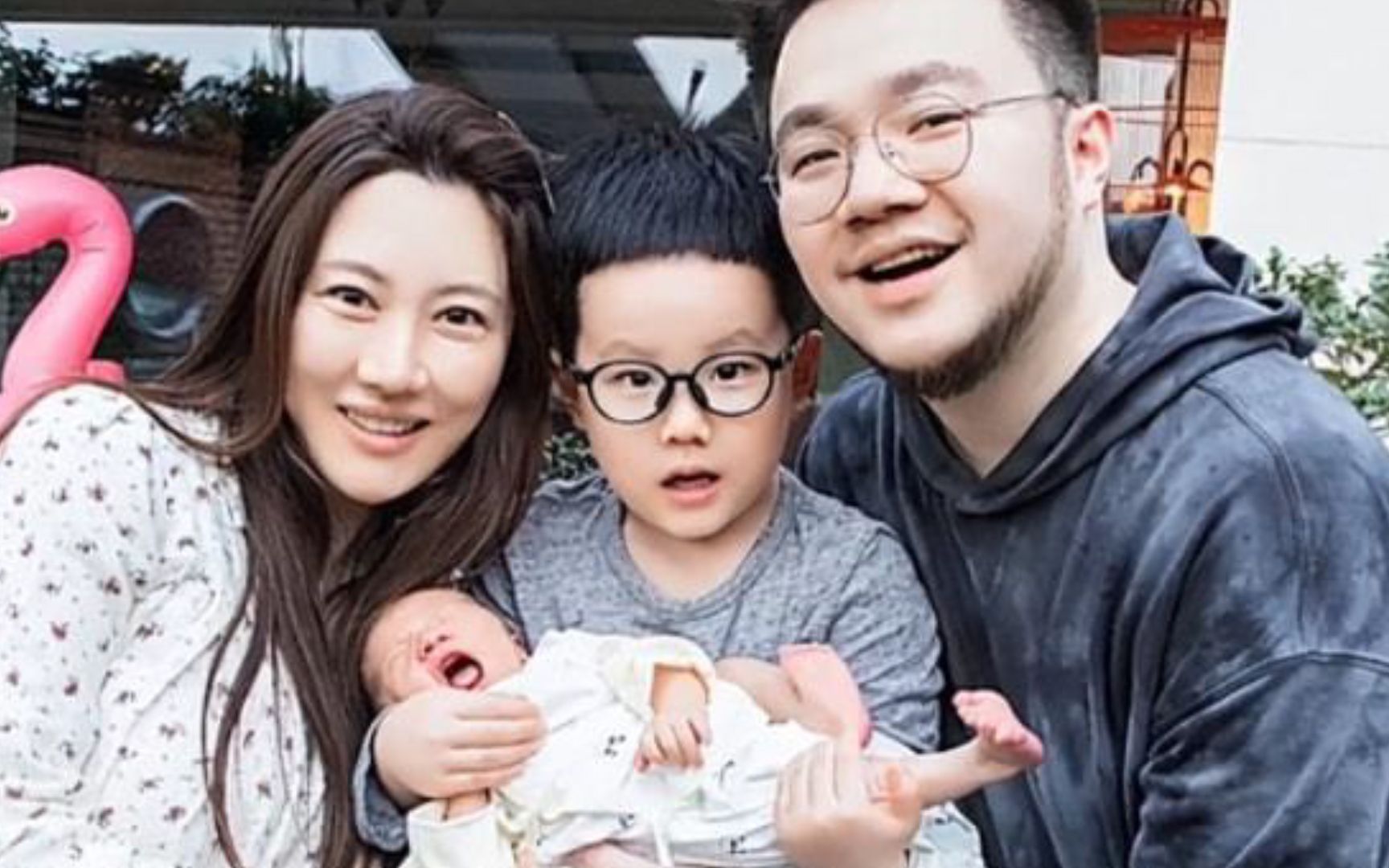巴图首晒全家福,两个儿子神似奶奶宋丹丹,网友:摆脱英达基因
