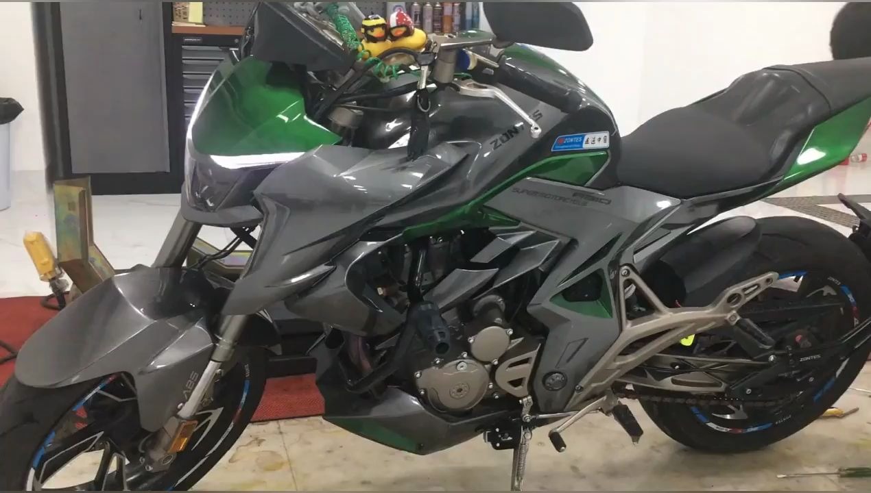 升仕310r改装水泥灰搭配墨绿贴膜,车身的肌肉线条感看起来太强了