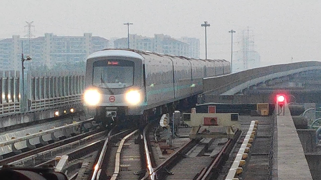 上海地铁16号线大站车图片