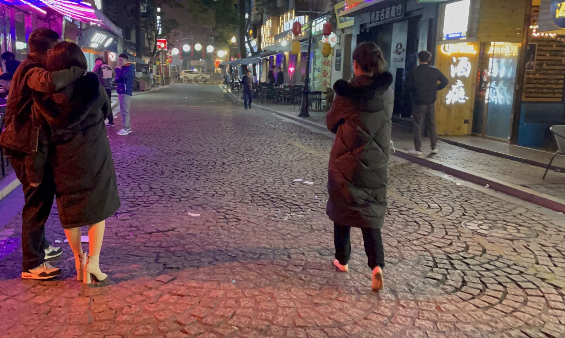 小敏夜晚老外滩赤脚散步