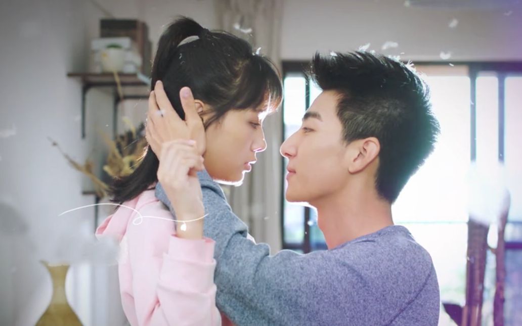 满满喜欢你:同居后,左岸解小满衣扣太撩人,顾小满推倒害羞献吻_哔哩