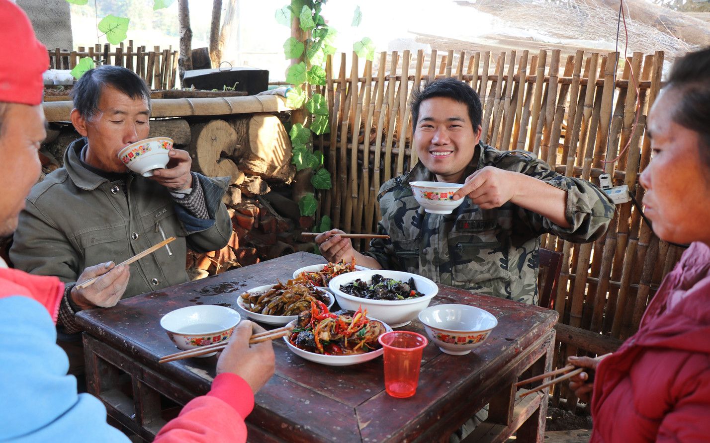 老爸酿25斤纯米酒,小农乡找来下酒菜,好酒配好菜,先喝2大碗