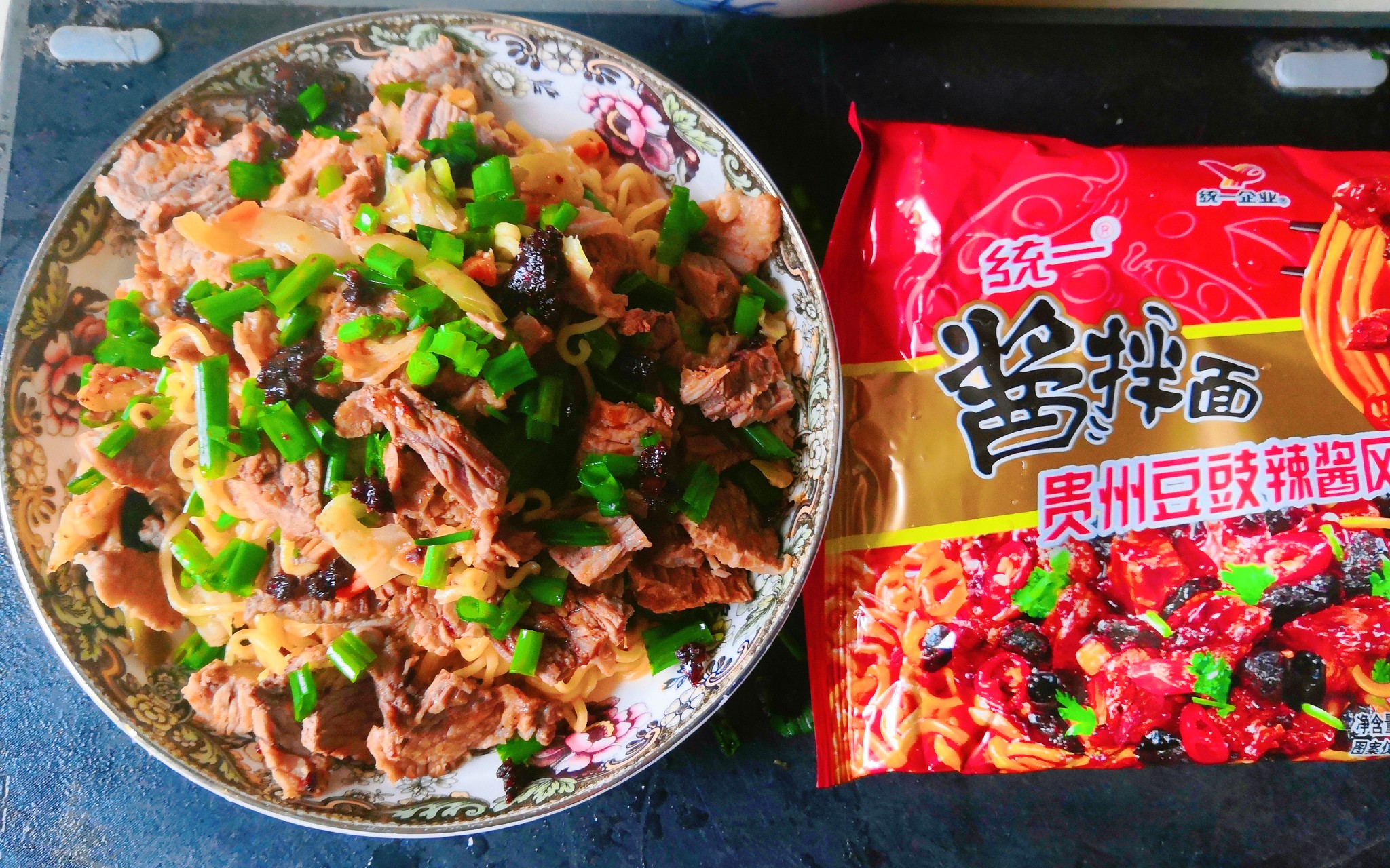 老铁要不要来一碗统一的贵州豆豉辣酱风味的牛肉拌面呀～肉可自行添加