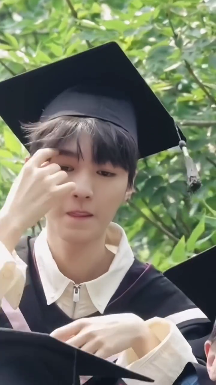 以爱的名义为初恋之神提笔520快乐小宝王俊凯少年感