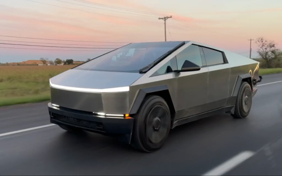 网友深度体验丑到极致但又有几分科幻感的tesla特斯拉新款汽车.