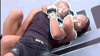 we are back!张伟丽第二回合裸绞降伏卡拉,重登ufc冠军宝座