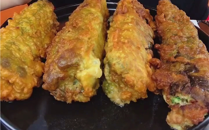 炸辣椒盒合集 跟着小姐姐学做了一次 辣椒太滑溜了 面糊挂不上去 做成