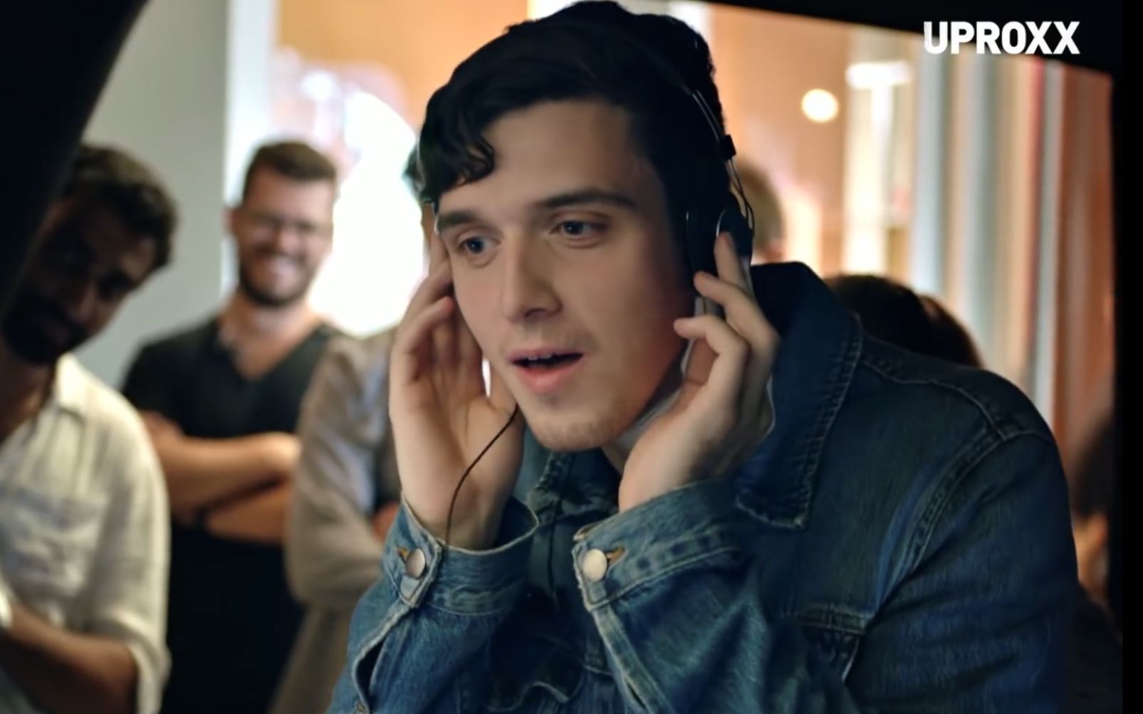 【lauv/自制中字】【六公主】17年lauv后台采访_哔哩哔哩 (゜-゜)つロ