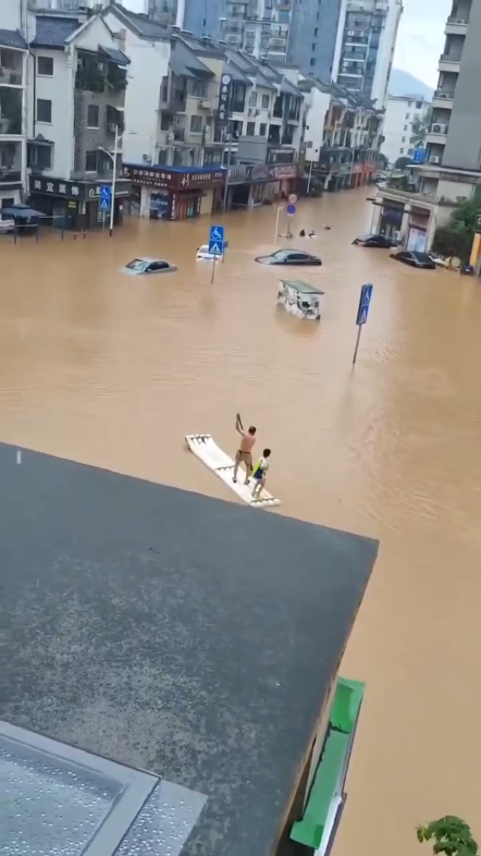 桂林居然大雨到坐竹筏出行了?!震惊...视频来自桂林小伙伴第二天:虽然水退了点但依然水陆分明,移动基站淹了网不稳定哔哩哔哩bilibili