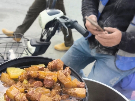 工地门口摆摊卖卤肉饭  二十分钟卖光的一天