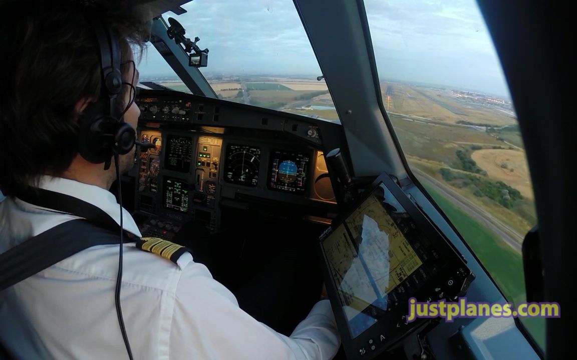 【justplanes】驾驶舱视角 | a340在巴黎戴高乐机场的降落_哔哩哔哩