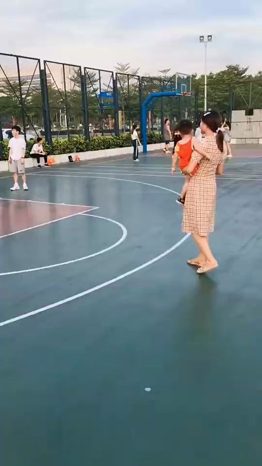 怀里的小盆友:我妈妈投篮像科比