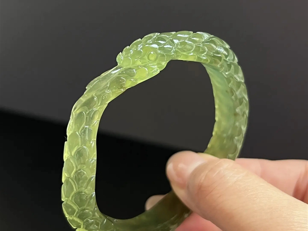 岫玉绿冰蛇镯,手工雕刻工艺圈口:53.