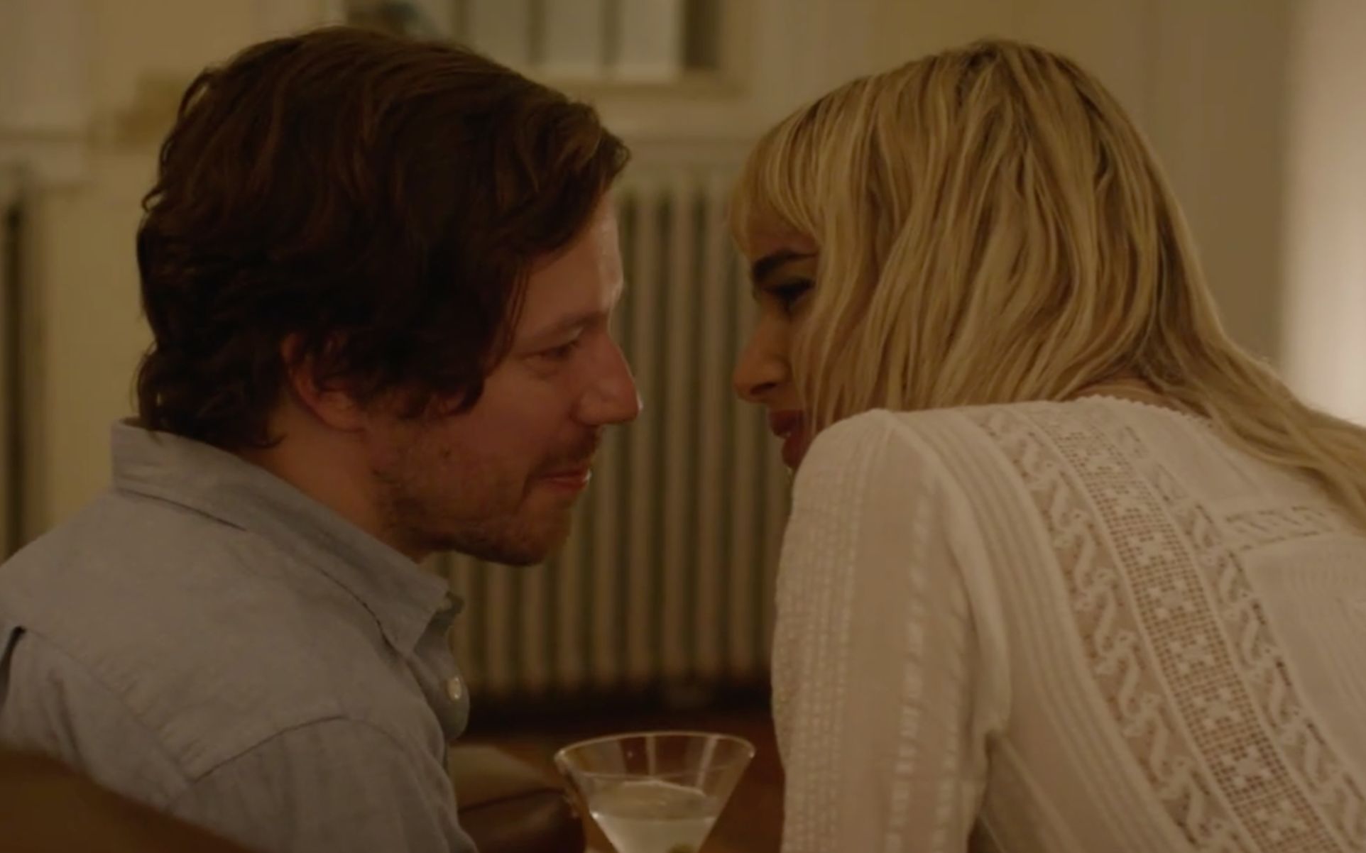 5分钟看美剧——现代爱情 e05 宅男让女神脱下衣服,结果