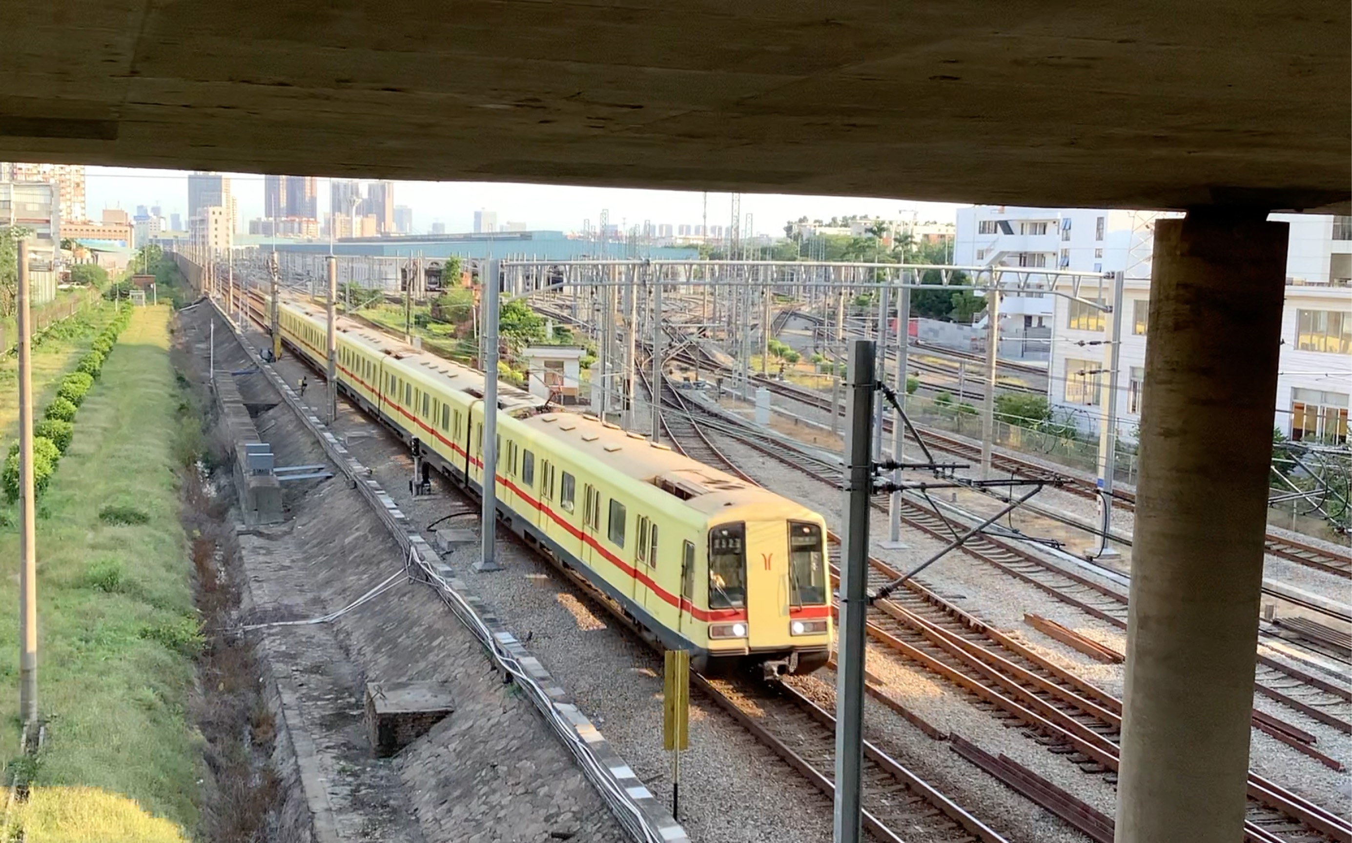 广州地铁1号线a1型列车(西塱～坑口)【前方为西塱车辆段】_哔哩哔哩