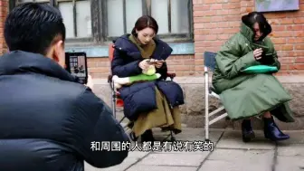 Video herunterladen: 女演员拍戏休息时在干嘛？吴谨言玩接吻杨颖抽烟，吃货也不少