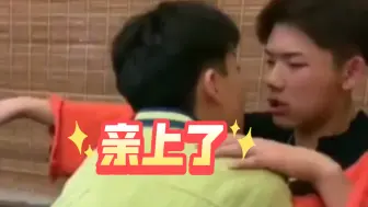 Tải video: 男生喝多了会抱着互相啃！