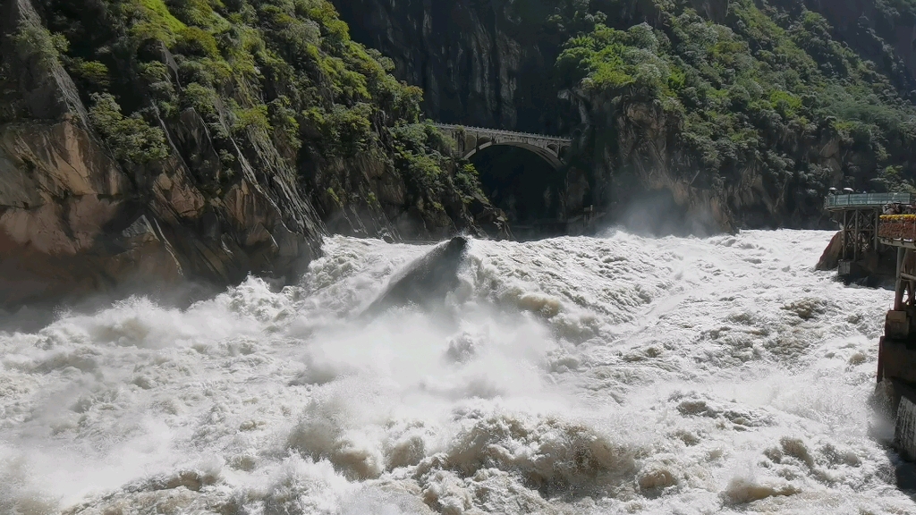 虎跳峡惊涛骇浪,贼壮观