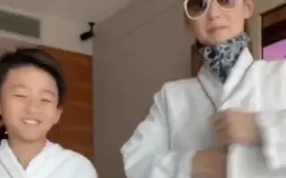 张柏芝和小儿子拍短视频