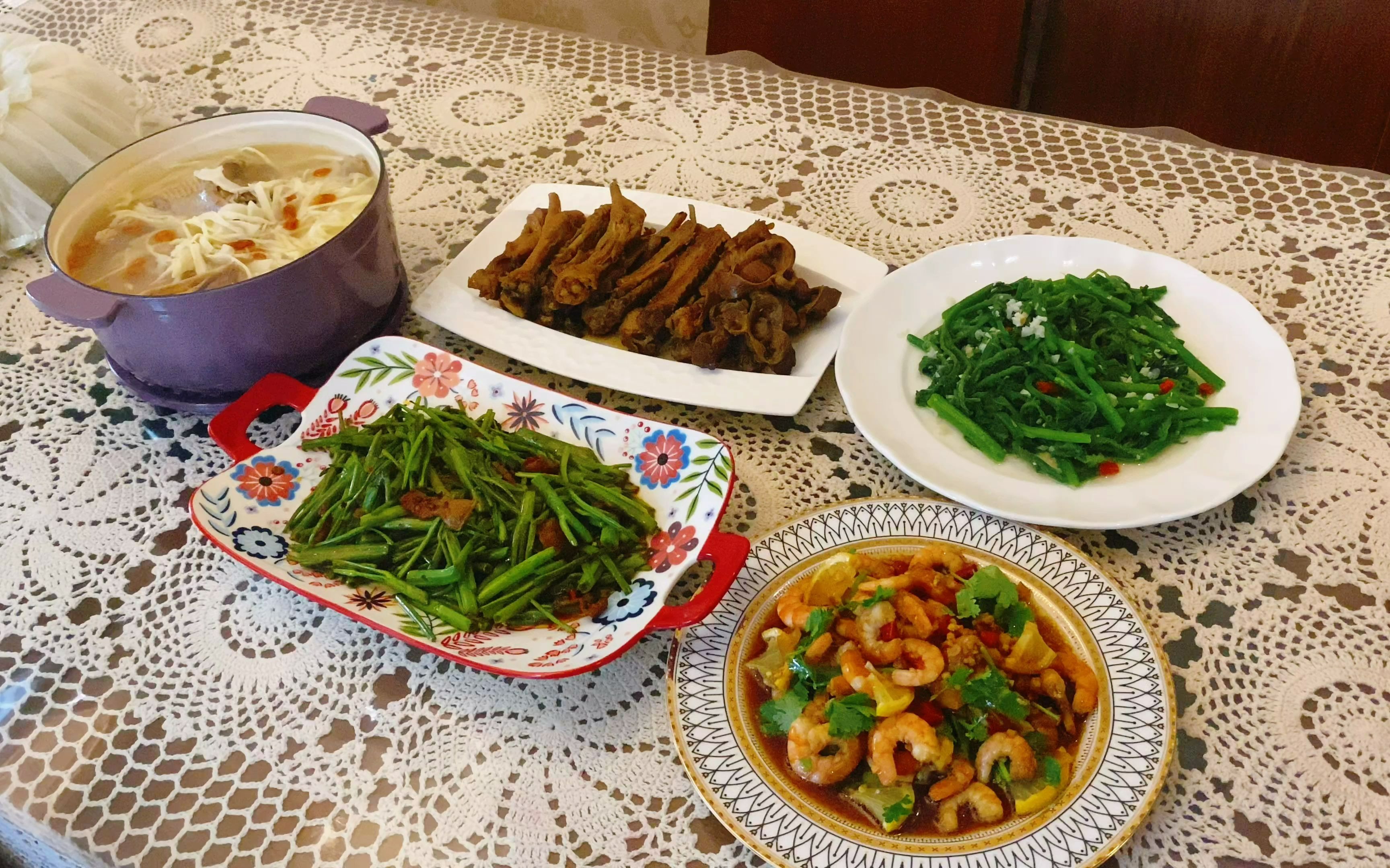 晚餐四菜一汤,有荤有素,营养又美味~孩子每天都能吃上可口的饭菜,是我