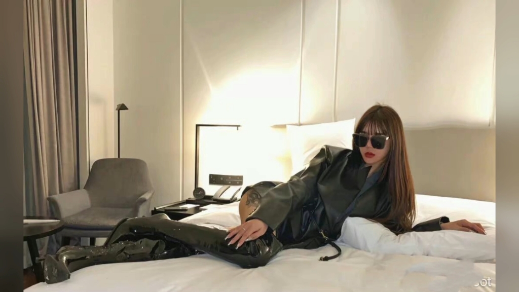 长靴美女被迷晕之后脱靴