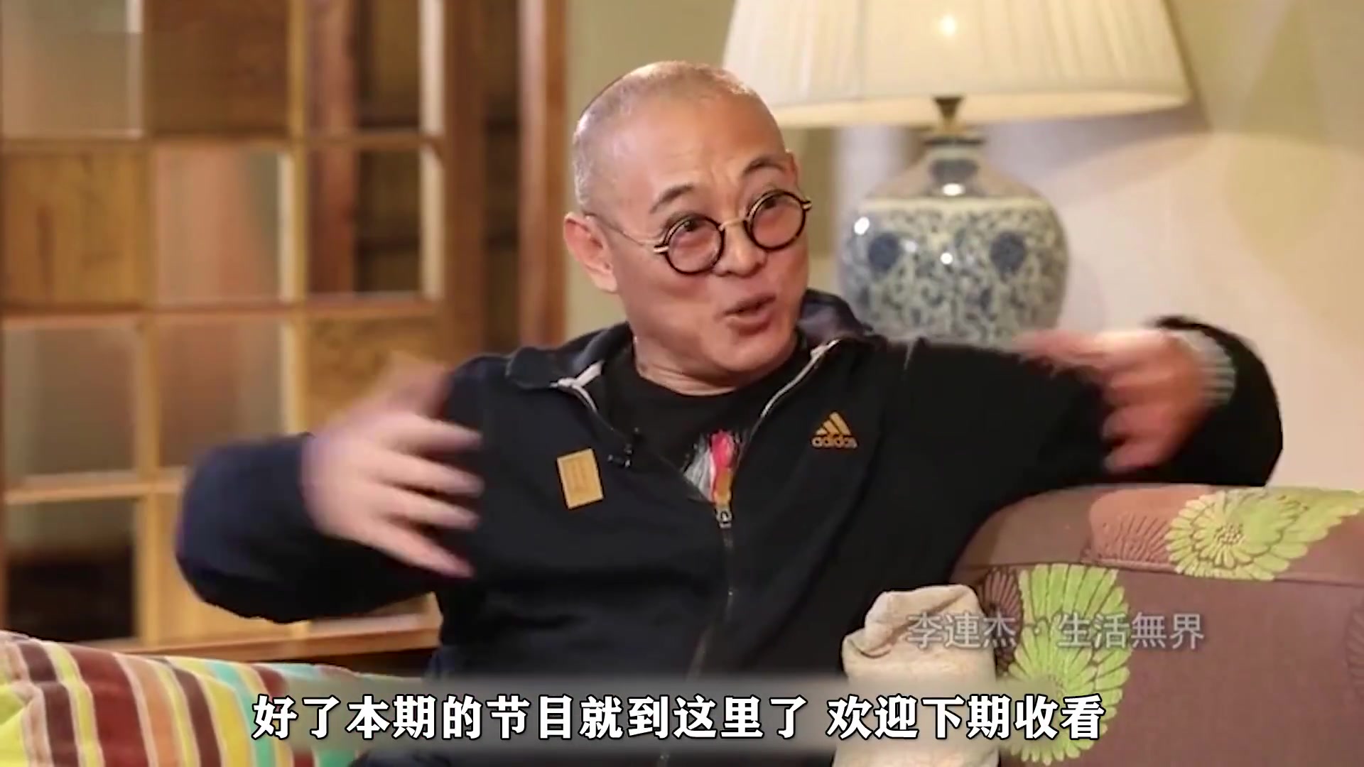 57岁李连杰疑出家?山洞打坐放空双眼,衣着邋遢神情落