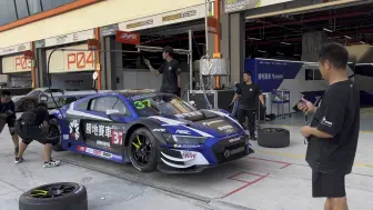 Télécharger la video: 奥迪R8 GT3换胎练习