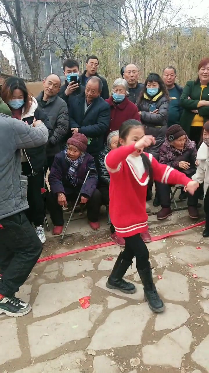 [图](104)我的被子生病了，我不能起床，我要留在床上照顾她！