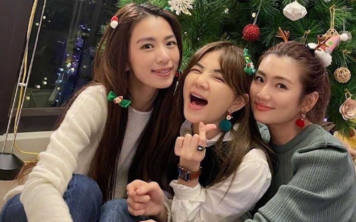 she合体过圣诞节贴头合照尽显姐妹情深ella陈嘉桦笑成眯眼