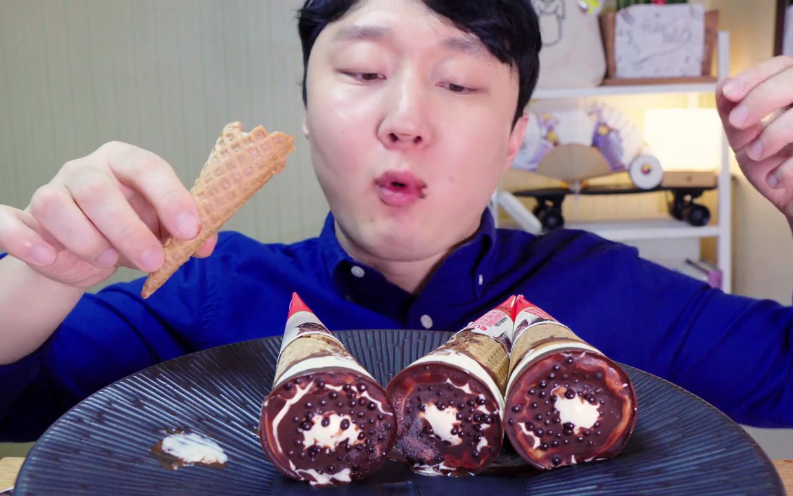 【屋塔房小哥】吃冰淇淋 咀嚼音 助眠_哔哩哔哩 (゜-゜)つロ 干杯