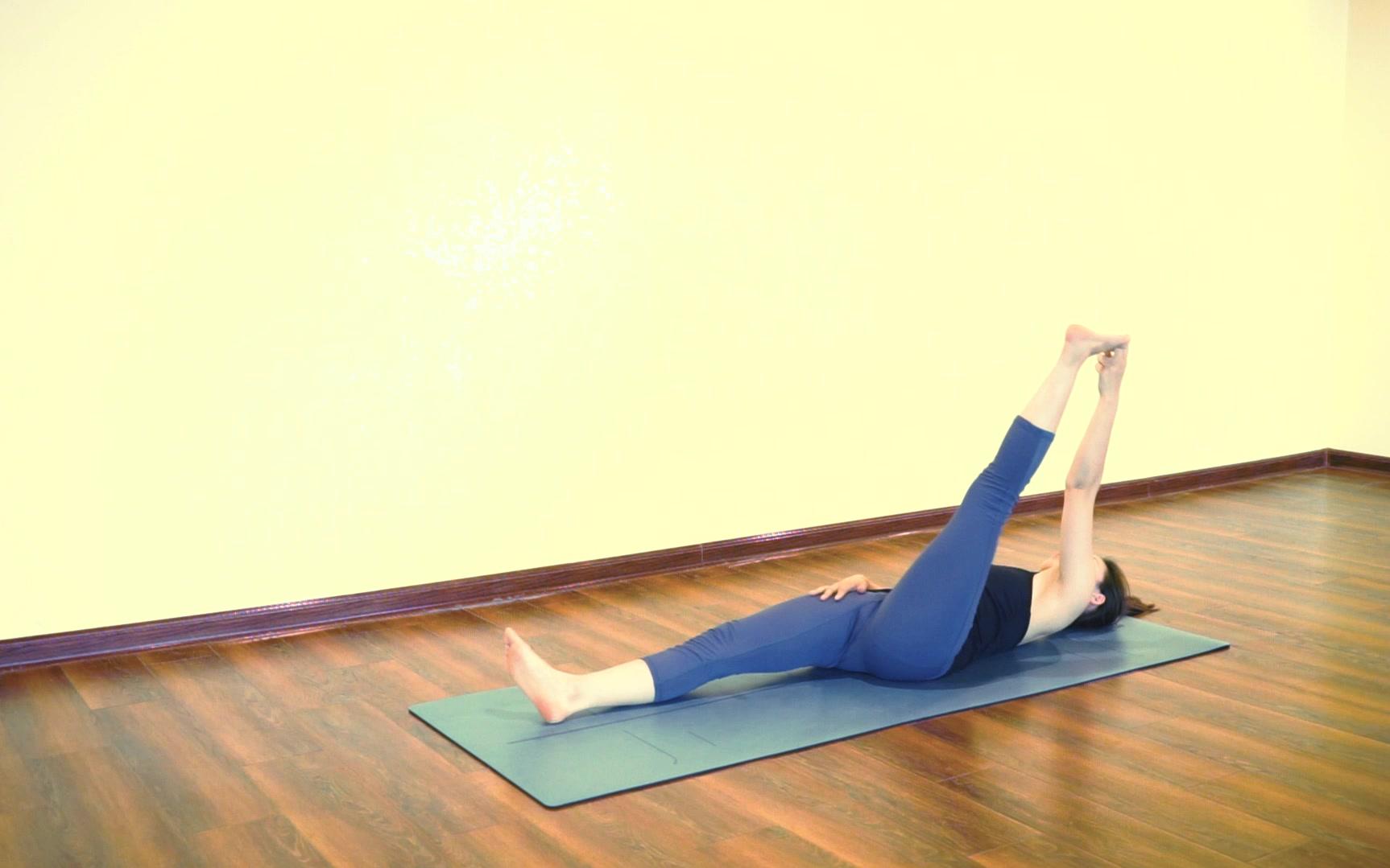 瑜伽瑜伽婴儿式拉伸全身放松压力上班族解压最好的方式