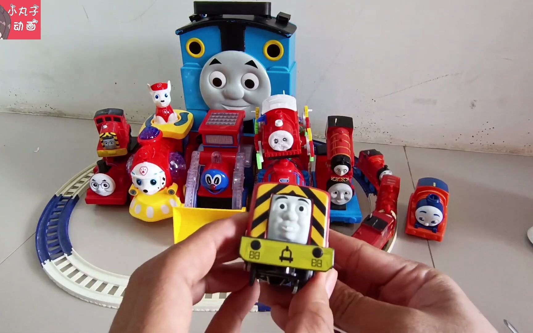 詹姆士小火车手拉手轨道出发