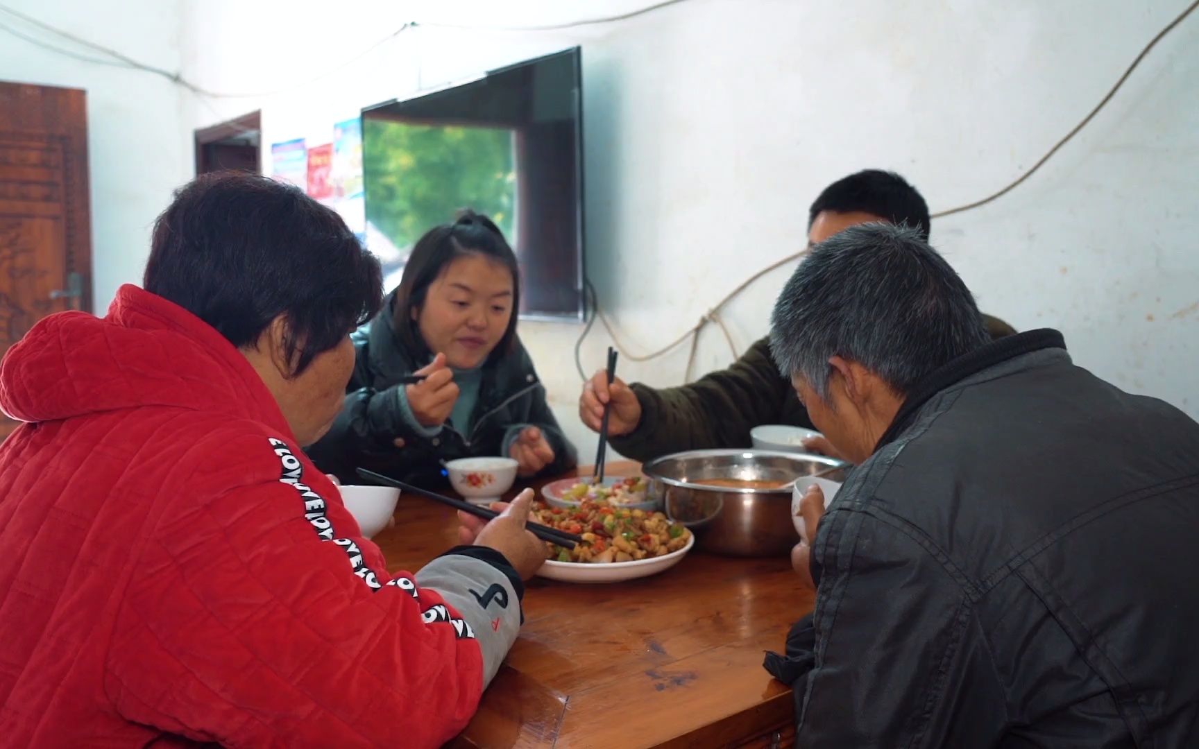 媳妇带老爸去拔牙齿,幺弟在家做一盘双椒鸡脚,又是被美食满足的一天哔哩哔哩bilibili