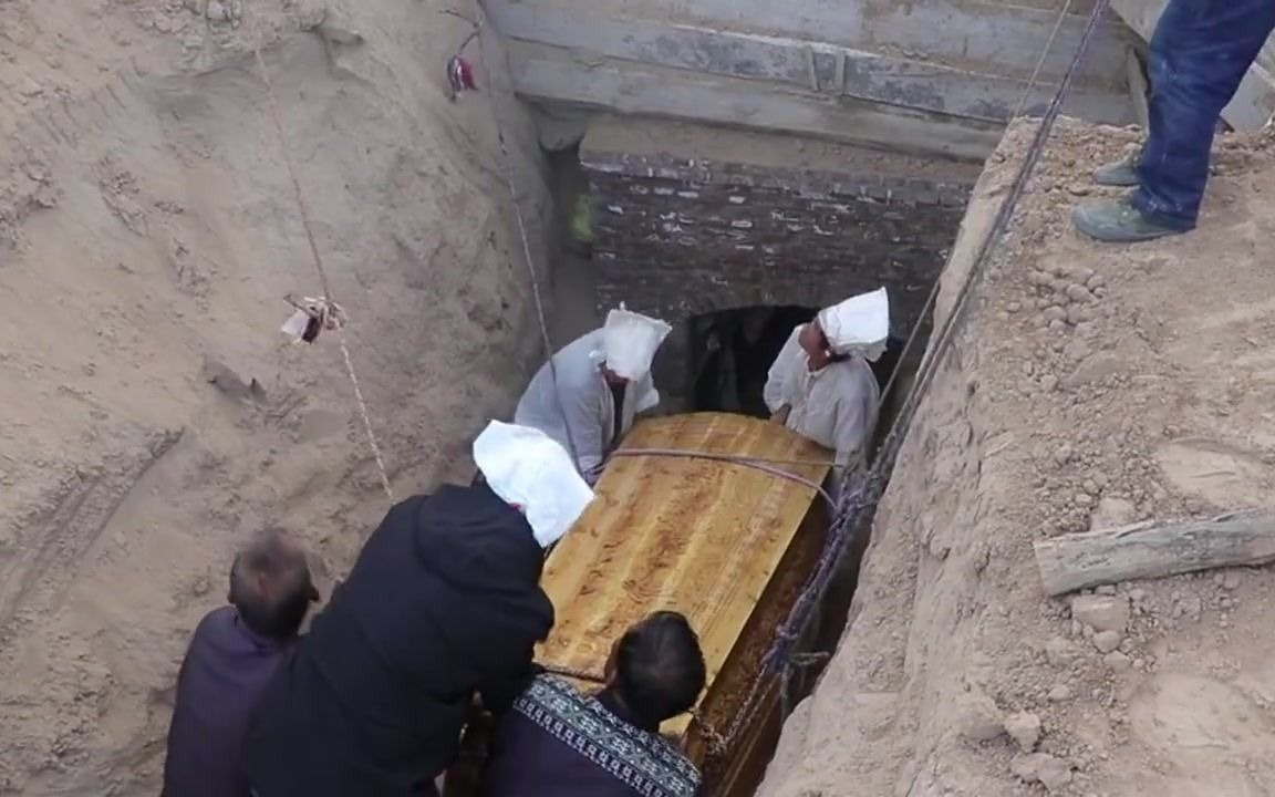 2千斤棺材又重又大,这要不是人多,根本下葬不了
