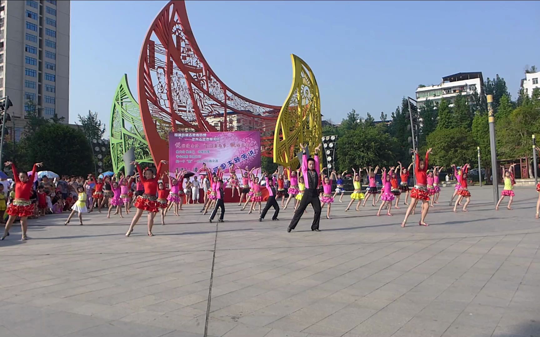 蜻蜓广场舞《恰恰恰》火苗队娃娃80人表演,编舞:艺子龙