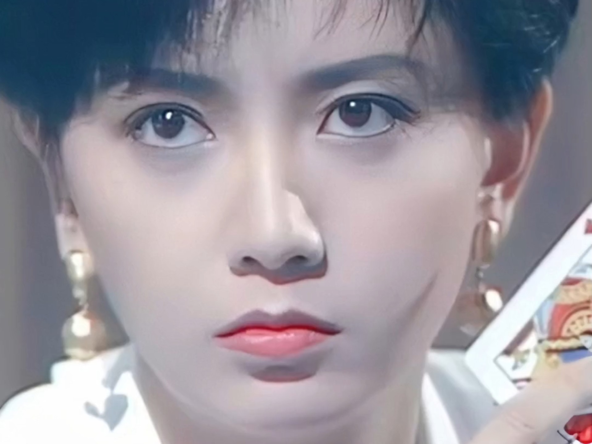 曾华倩饰演天下无敌张适茹,冷艳黑发女郎,优雅气质爆棚