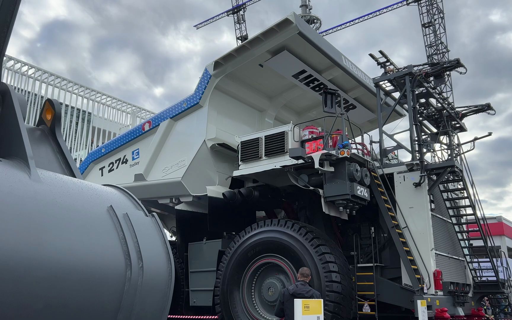 利勃海尔9300全新挖掘机亮相bauma 2022博览会
