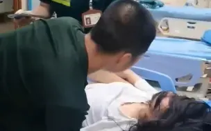 Descargar video: 广西一女子骑车身体不适，向附近武警官兵求助！