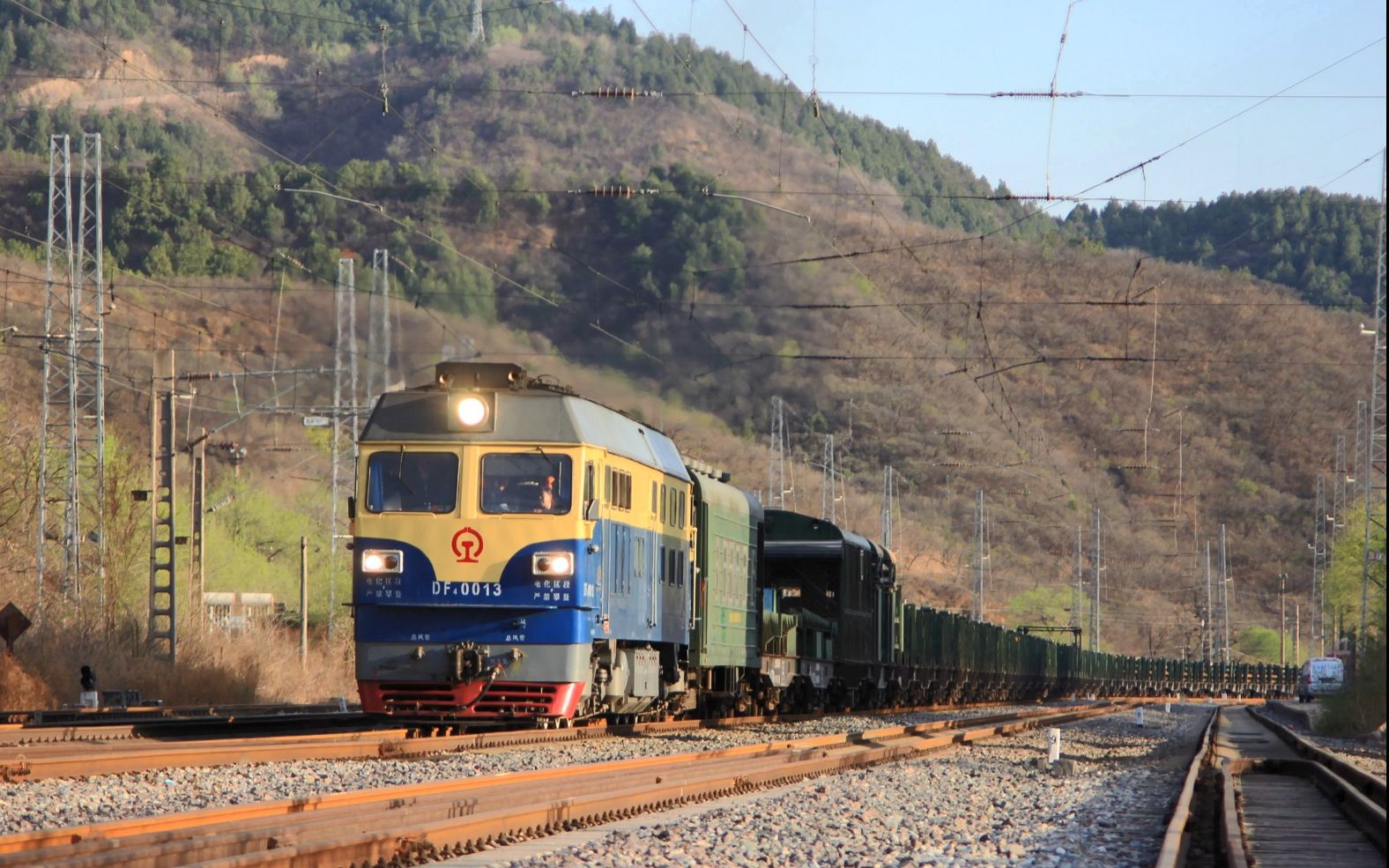 【中国铁路·西北环线】df4c-0013牵引长轨运输车开57215通过军庄站