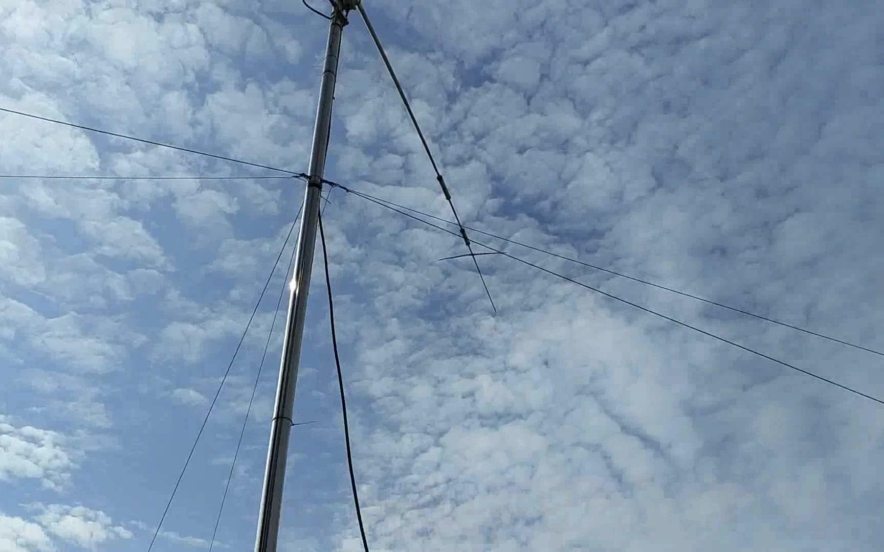 很多人对我的短波电台和天线非常感兴趣爬上楼顶给大家介绍一下