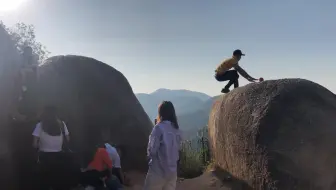 5，小羊台山顶有飞天表演，禁止小朋友模仿，如有雷同，纯属巧合