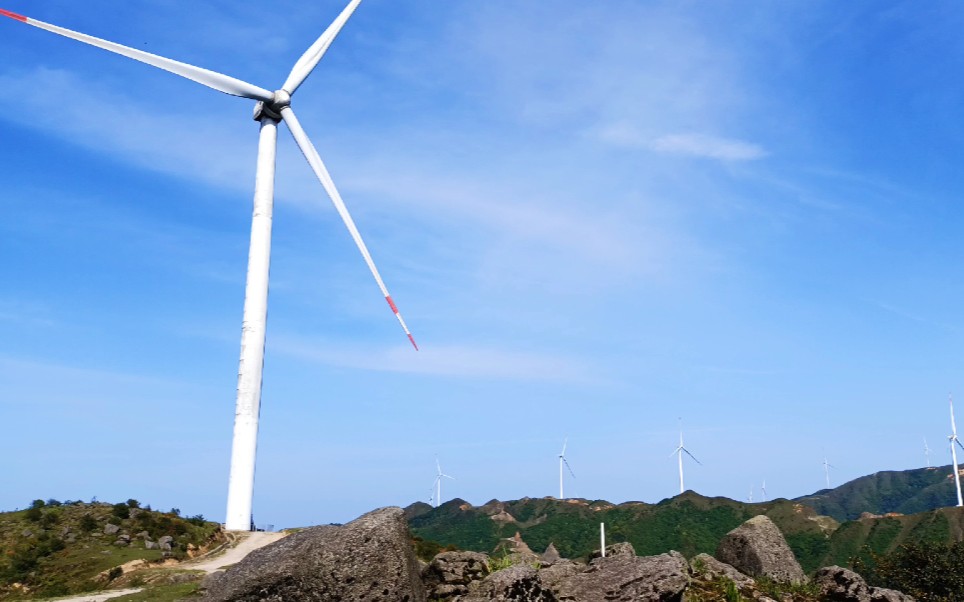 2021/5/1 航拍 江西省崇义县乐洞乡风大山的大风车(第二圆舞曲)_哔哩