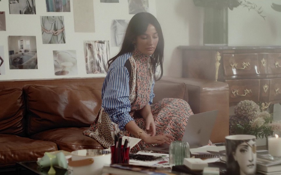 【VOGUE Paris】看看巴黎女人公寓和工作室Inside Amina Muaddi's Parisian apartment and offices哔哩哔哩bilibili