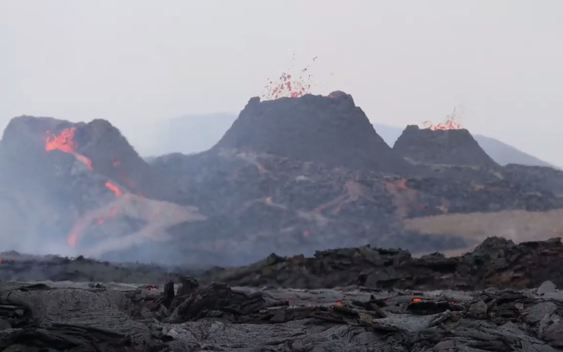 [图]【自然奇观】有4个活火山口的火山喷发！熔岩河让人敬畏！