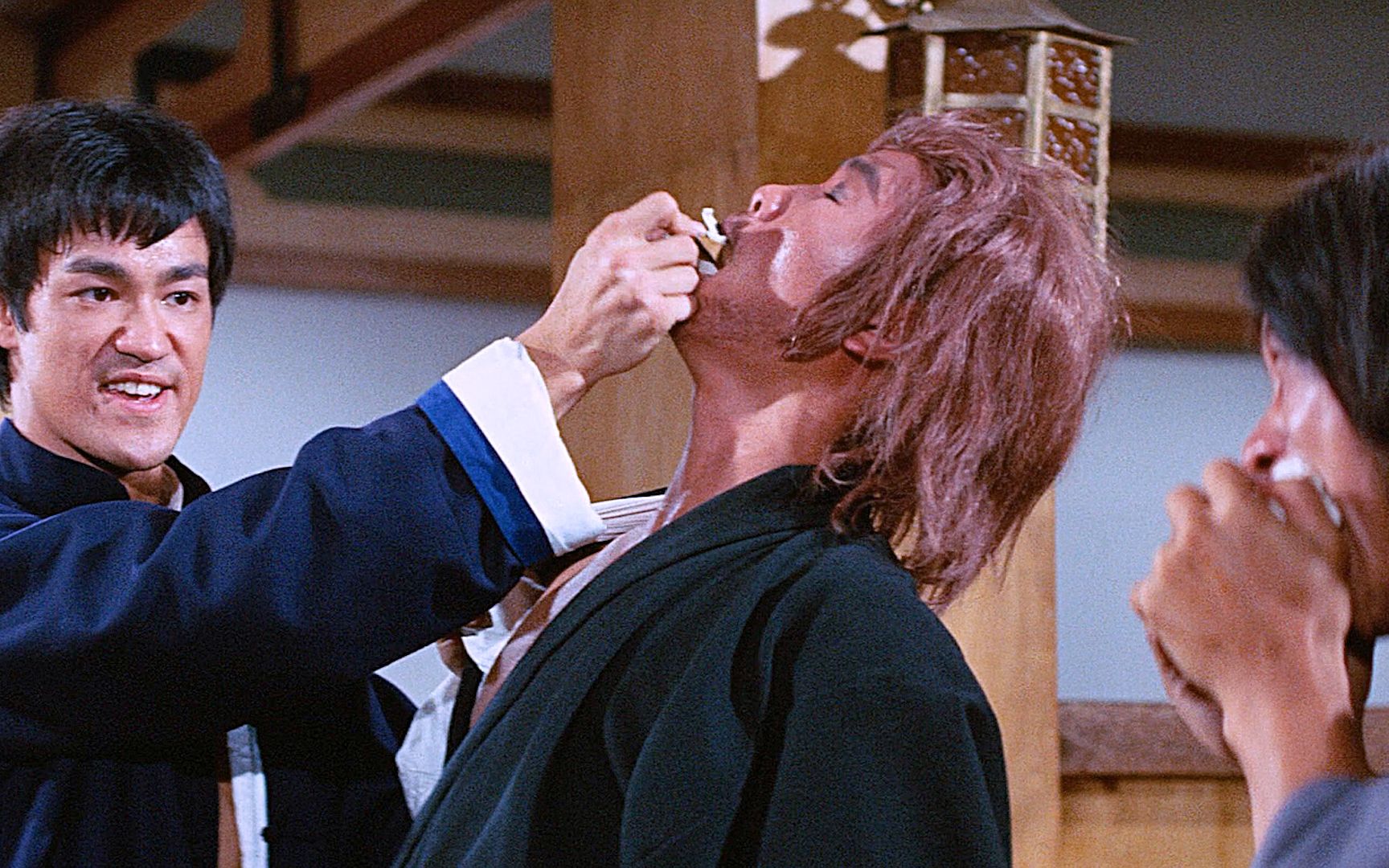 陈真大闹虹口道场将东亚病夫纸牌匾塞进日本人口中太霸气了