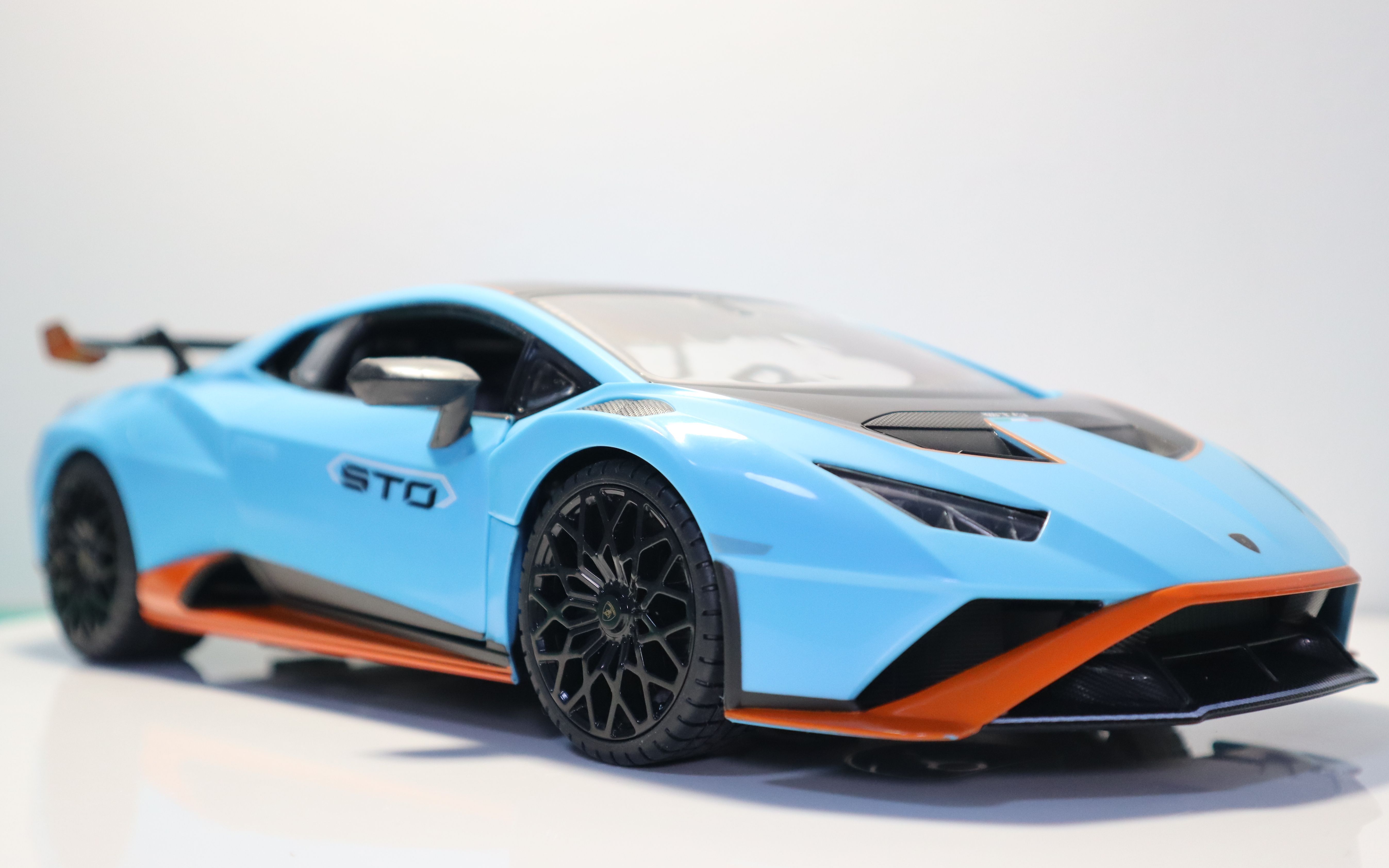 句末的诸:星辉玩具送我一辆兰博基尼!1:14 huracan sto遥控车模
