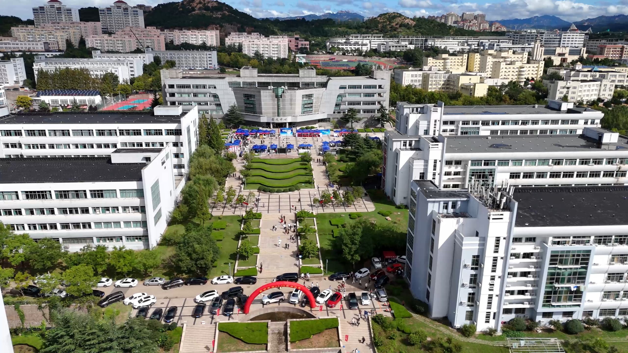 《航拍青大》:青岛大学金家岭校区2025年9月13日新生报到