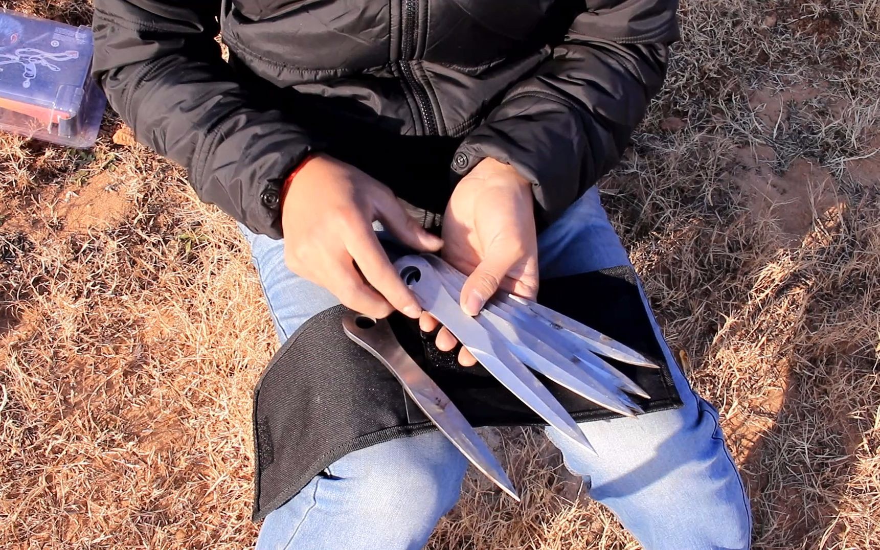 小伙买来传说中的暗器飞刀,试飞几把太过瘾了