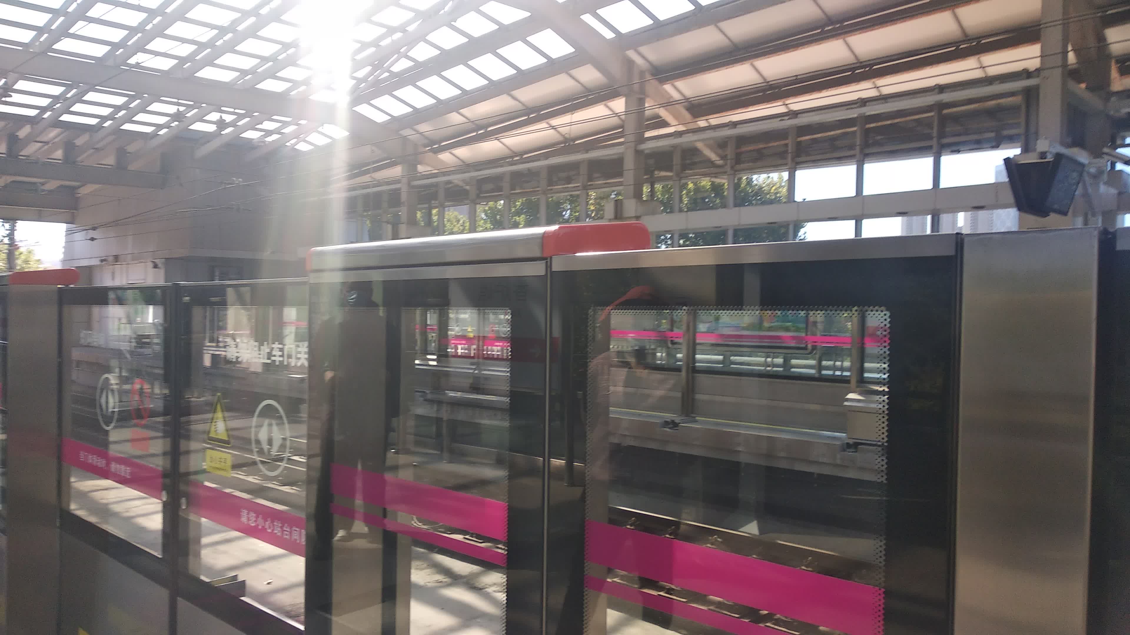 轻轨3号线列车停靠香炉礁站